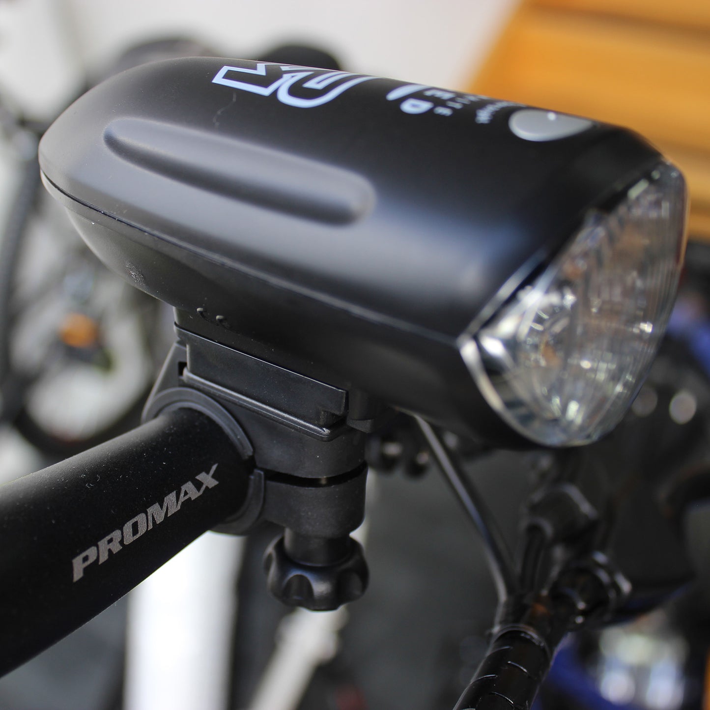 White LED Front Lamp Head Light for Bike Bicycle AA Battery