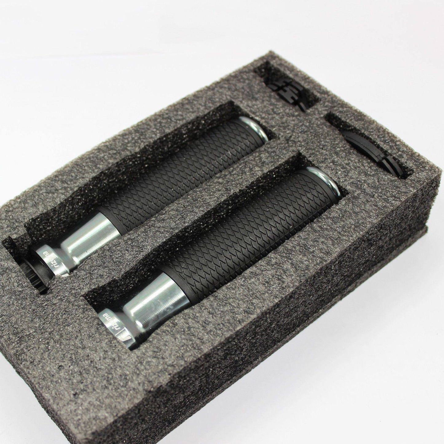 Motorcycle CNC 7/8" 22mm Handlebar Hand Grip 4 Harley Touring Dyna Softail - TDRMOTO